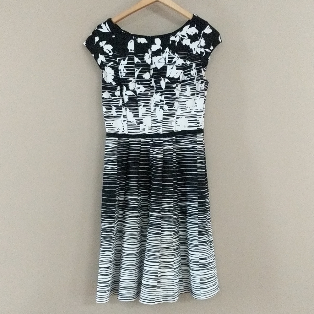 Black and White Elle striped floral pleated pocket